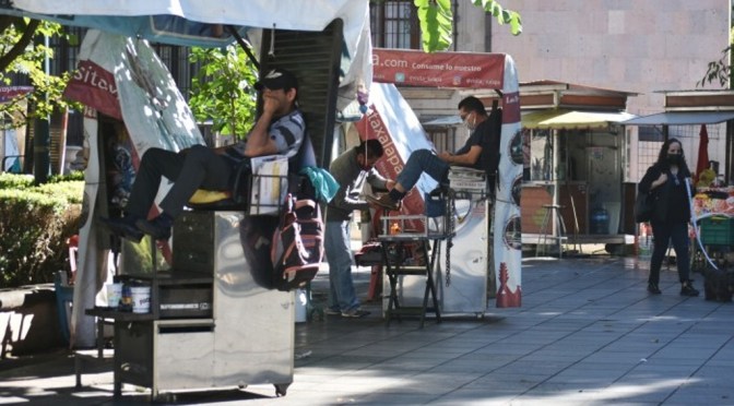 Betuneros retiran vallas en parque de Xalapa para aumentar sus ingresos