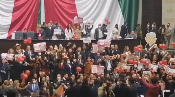 Decretan receso en San Lázaro y diputados cantan “Las Mañanitas” a AMLO