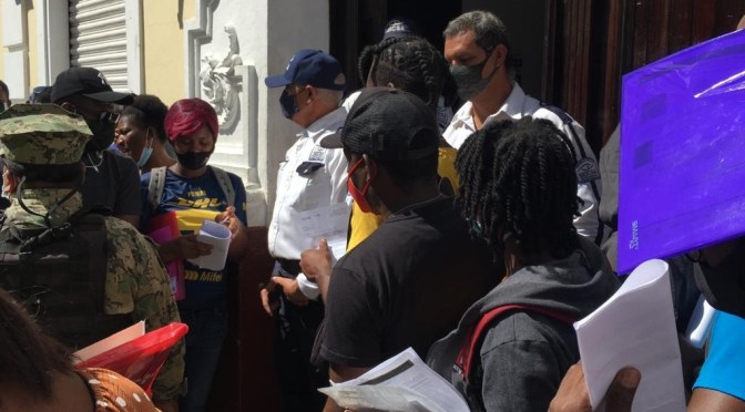 Se calientan los ánimos en el INM, haitianos piden legalizar su estancia en Veracruz.