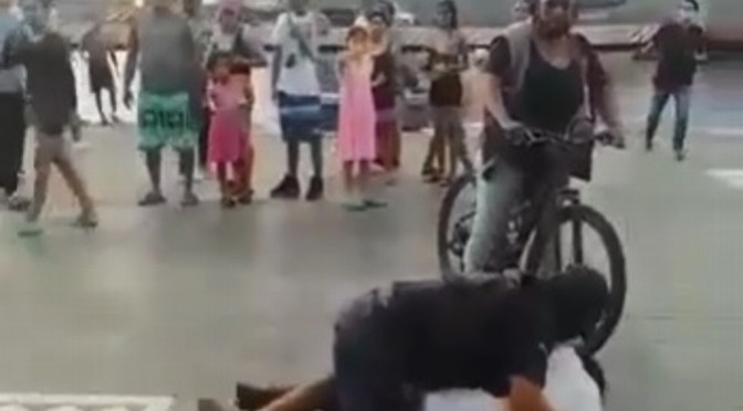 Graban a inspectores arrebatando su pan a comerciante invidente en Veracruz.