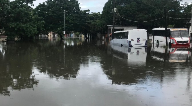 Se inunda avenida donde recién se inauguró obra de drenaje en Veracruz