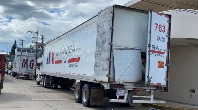 Detienen dos trailers con migrantes que viajaban hacinados en Veracruz