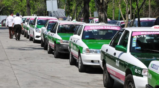 Taxistas de Coatzacoalcos piden aumento de tarifas, denuncian que desde hace 20 años no se actualizan, siguen cobrando lo mismo