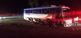 Choque de autobús con trailer deja un fallecido en la Coatza- Villa