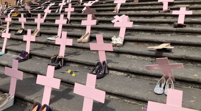 Activistas protestan colocando cruces rosas en la Catedral por feminicidios.
