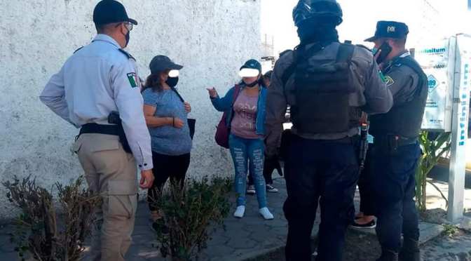 Policía municipal de Xalapa va contra farderas durante el Buen Fin.