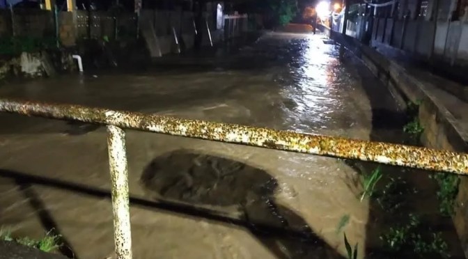 Se desborda nuevamente el Arroyo Nexmegata en Villa Cuichapa.