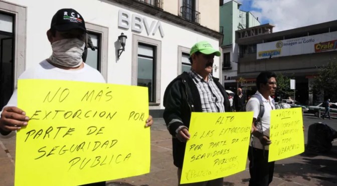 Denuncian a policías estatales y municipales de extorsionar a conductores y automovilistas