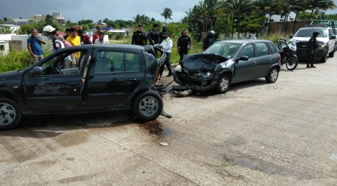 Aparatoso accidente dejó dos lesionados y daños materiales en Coatzacoalcos