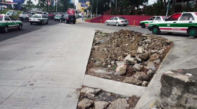 Denuncian empleados de la SEV que obra inconclusa frente a oficinas centrales es un peligro para su integridad fisica