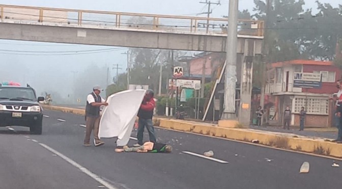 Por no usar puente peatonal, automóvil arrolla y mata a mujer que cruzaba la carretera.