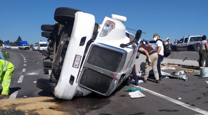 Muere conductor de tráiler tras volcadura en la Xalapa-Perote.