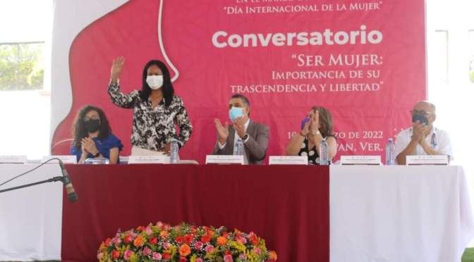 Para concientizar y erradicar violencia hacia las mujeres, realizan conversatorio en Actopan