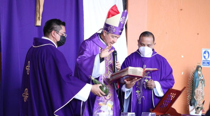 Arzobispo de Xalapa puso la Ceniza en el Colegio México de Coatepec