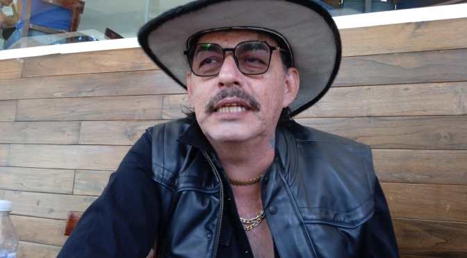 Arnulfo Reyes «El Vaquero», representante del MPFV; anuncia manifestación en la plaza Lerdo.