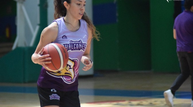 Listas jugadoras de Halcones Femenil Xalapa para disputar su primer partido.
