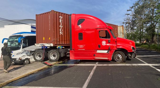 Tráiler pierde el control y se impacta contra automóvil particular
