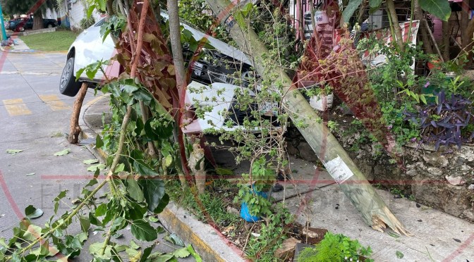 Taxi y automóvil chocan en la colonia Rafael Lucio; hubo una persona lesionada