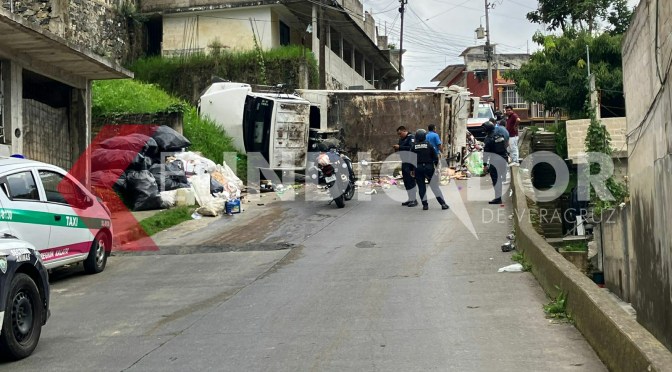 Vuelca camión de limpia pública de Xalapa