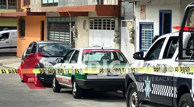 Muere taxista abordo de su unidad en Xalapa.