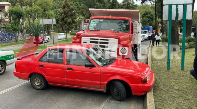 Volteo impacta vehículo particular en Xalapa