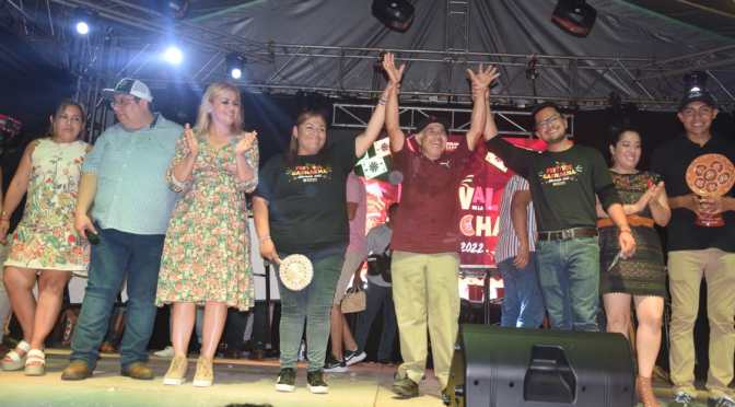 Éxito total concurso de comelones en Rinconada; sexagenario impone récord comió 41 Garnachas