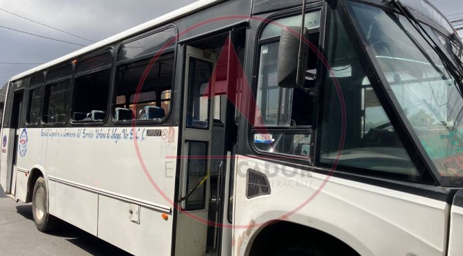 Autobús de servicio urbano de Xalapa se impacta con una varilla que era transportada por una camioneta.