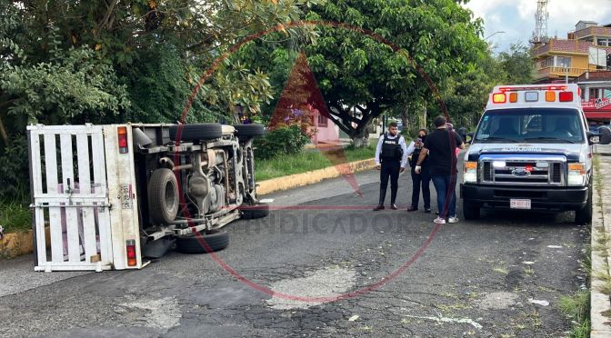 Vuelca camioneta de redilas en colonia de Xalapa.