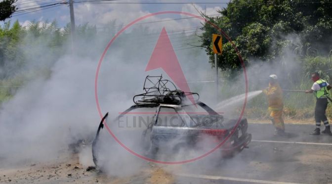 Tras manifestación en Dos Ríos, vehículo se sobrecalienta y se incendia.