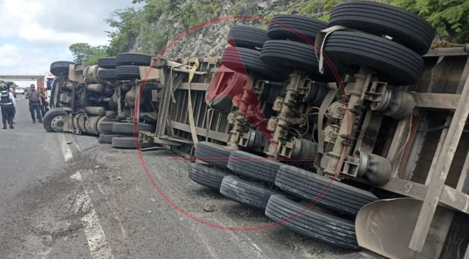 Vuelca tráiler en Plan del Río.