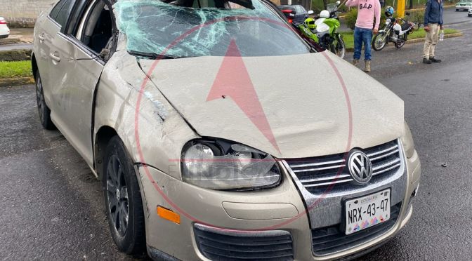 Pierde el control y da de vueltas sobre la avenida Arco Sur de Xalapa.