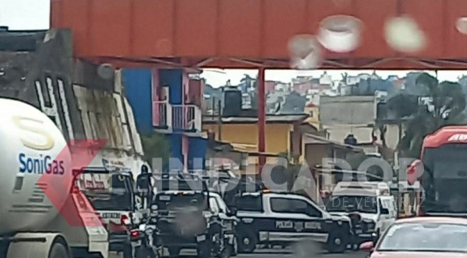 Joven resbala del puente del ferrocarril en el bulevar Xalapa-Banderilla.