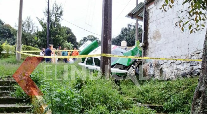 Tras falla mecánica taxi se impacta en fachada de la casa del campesino en Tlalnelhuayocan.