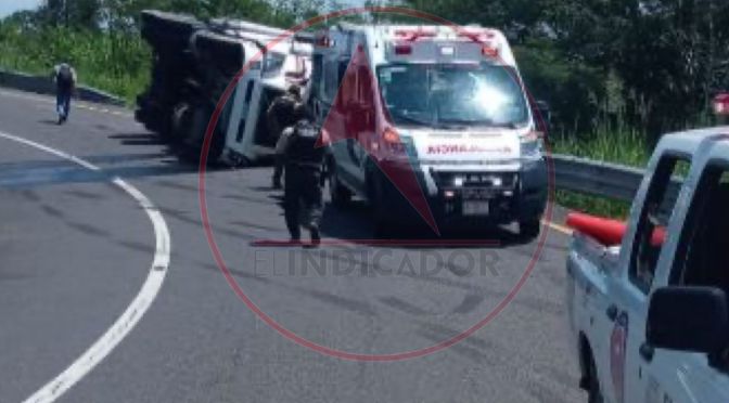 Vuelca tráiler en Corral Falso