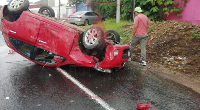 Conductor de vehículo pierde el control en Miradores.