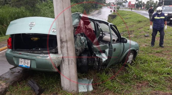 Abandonan vehículo tras  chocar con un poste en la carretera Xalapa -Veracruz rumbo al fraccionamiento La Pradera