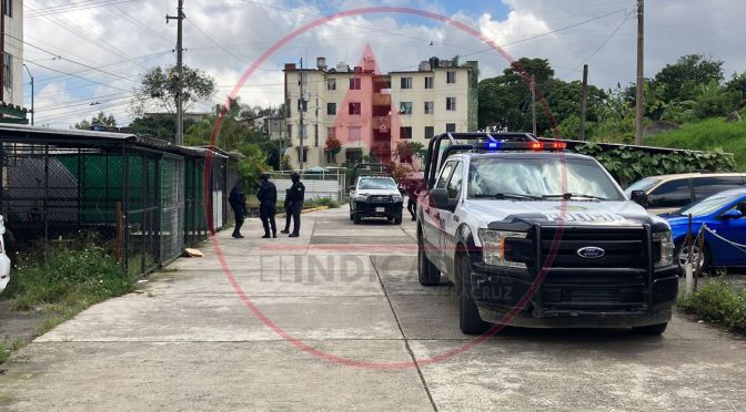 Sujeto ataca a balazos a elementos de la SSP en la Unidad Habitacional Arboledas de Xalapa.