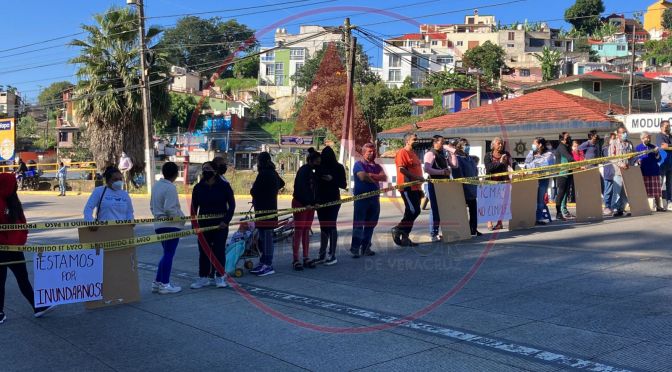 Protestan en calle Bolivia de Xalapa, contra obra de CMAS