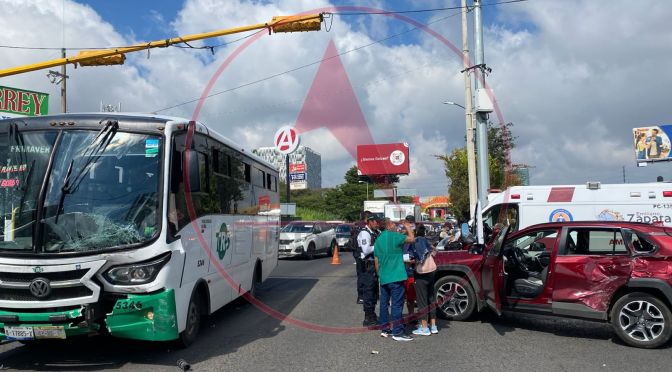 Chocan autobús de pasajeros y camioneta en Las Trancas