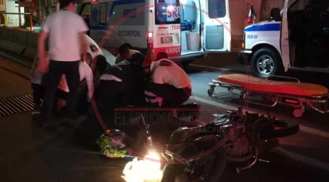 Pareja de motociclistas derrapan sobre Lázaro Cárdenas, en Xalapa