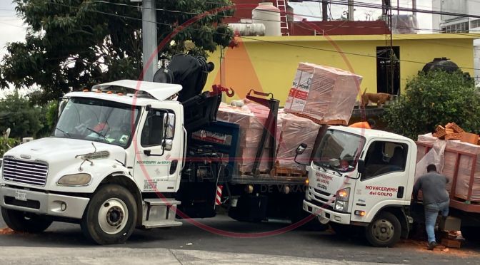 Aparatoso choque de camiones de carga en Xalapa