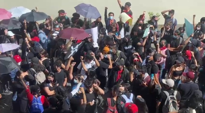 Miles de estudiantes de la UV marchan en Xalapa para exigir un alto al acoso y la violencia