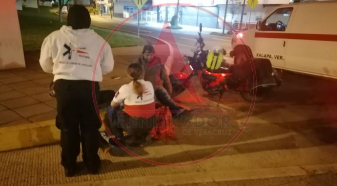 Dos motociclistas lesionados tras ser impactados por un automóvil sobre Lázaro Cárdenas.