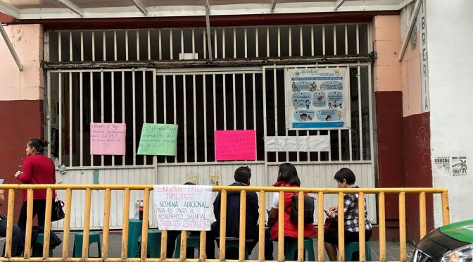 Pese a anuncio de pago en diciembre, docentes de Xalapa realizan paro de labores