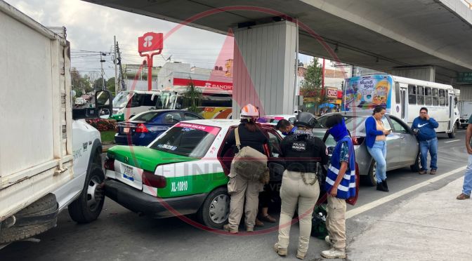 Aparatosa ‘carambola’ abajo del puente bicentenario en Xalapa