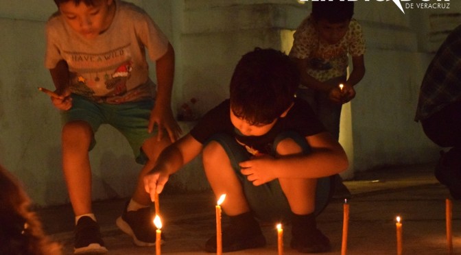 Son las siete de la noche del siete de diciembre. Las calles de Tuxpan están llenas de luz.