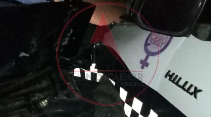 Dos heridos tras choque entre patrulla y camioneta particular en Teocelo.