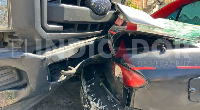 Aparatoso choque de pipa de gas en la colonia Ferrer Guardia de Xalapa