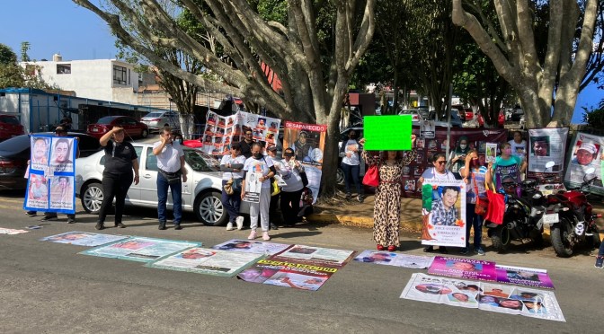 Se manifiestan colectivos de personas desaparecidas en comparecencia de la FGE