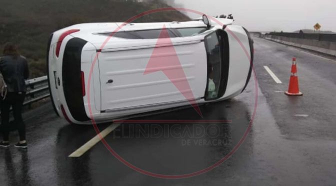 Aparatosa volcadura en la autopista Xalapa – Perote